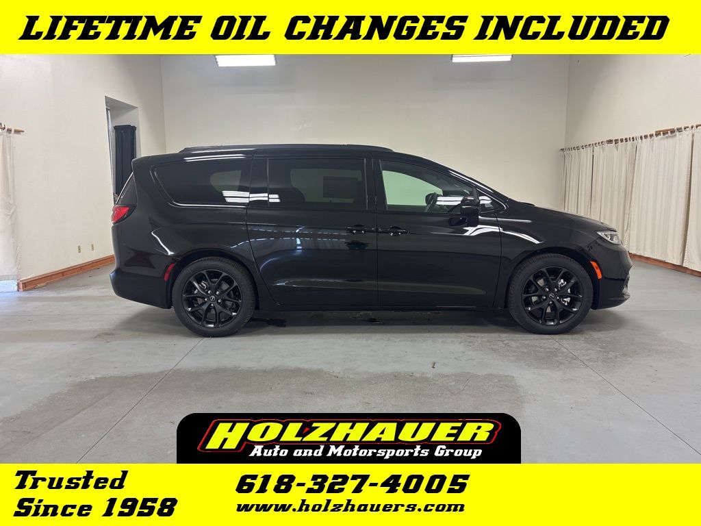 2026 Chrysler Pacifica Select's photo