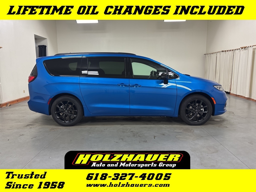 2026 Chrysler Pacifica Select's photo