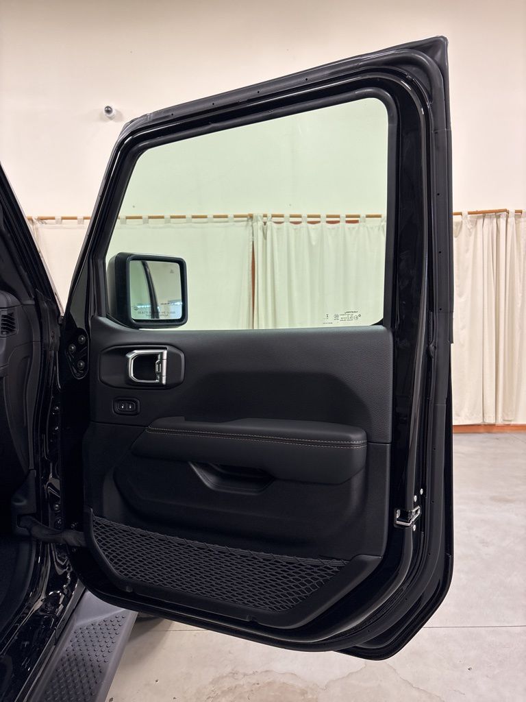 2025 Jeep Wrangler 4-Door Sahara - Photo 35