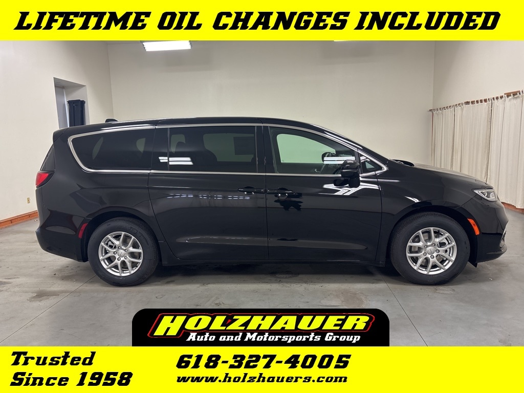 2026 Chrysler Pacifica Select's photo