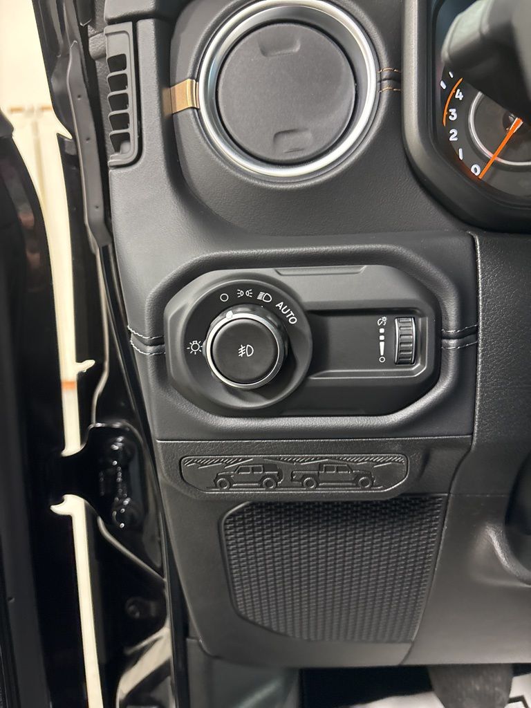 2025 Jeep Wrangler 4-Door Sahara - Photo 10