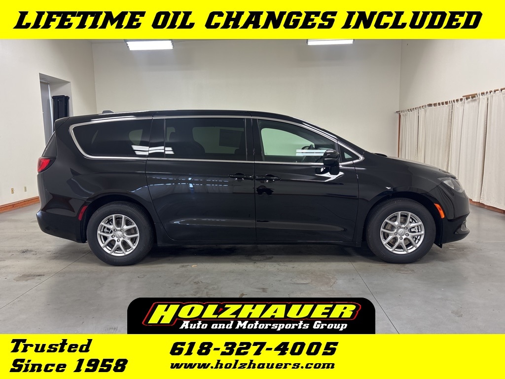 2026 Chrysler Voyager LX's photo