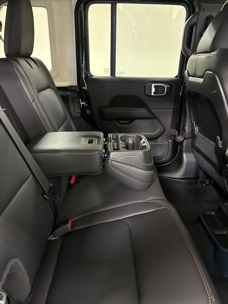2025 Jeep Wrangler 4-Door Sahara - Photo 40