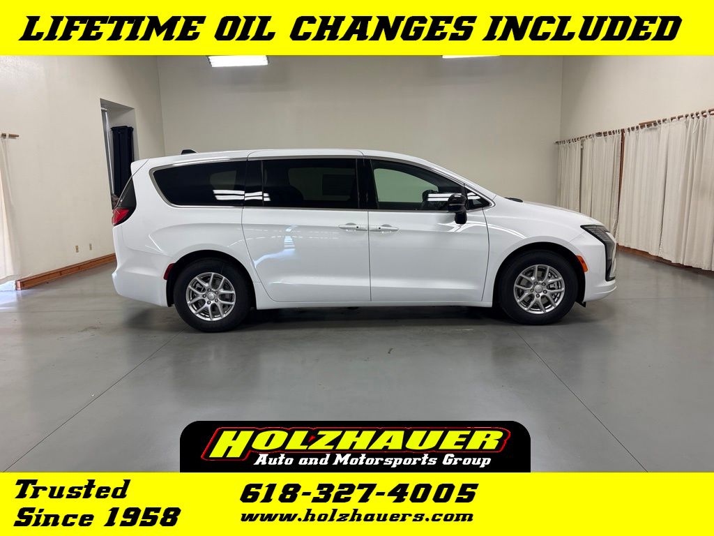 2027 Chrysler Pacifica Select's photo