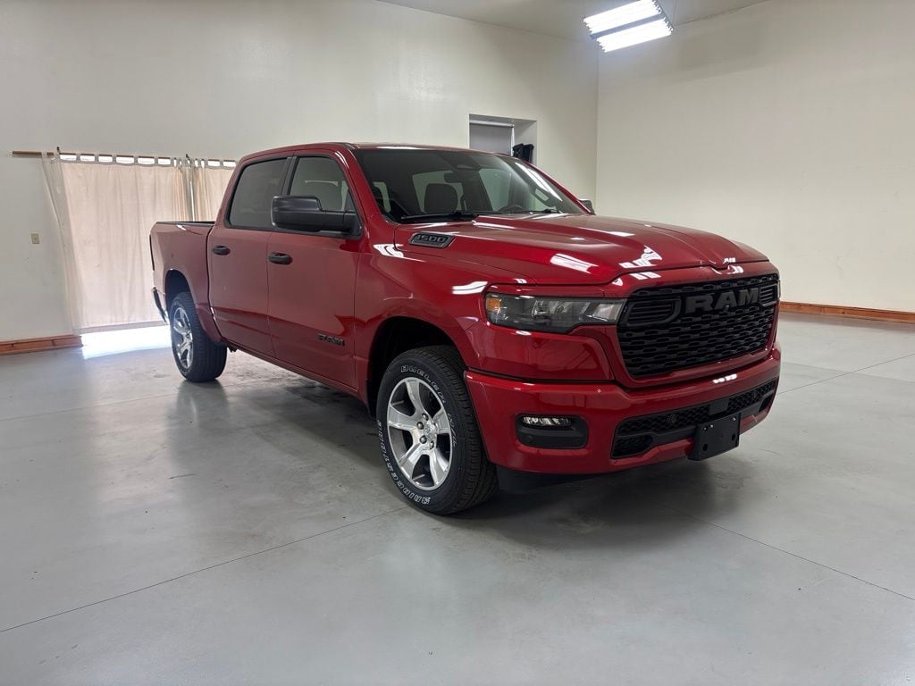 New 2026 Ram 1500 EXPRESS CREW CAB 4X4 5'7 BOX Pickup