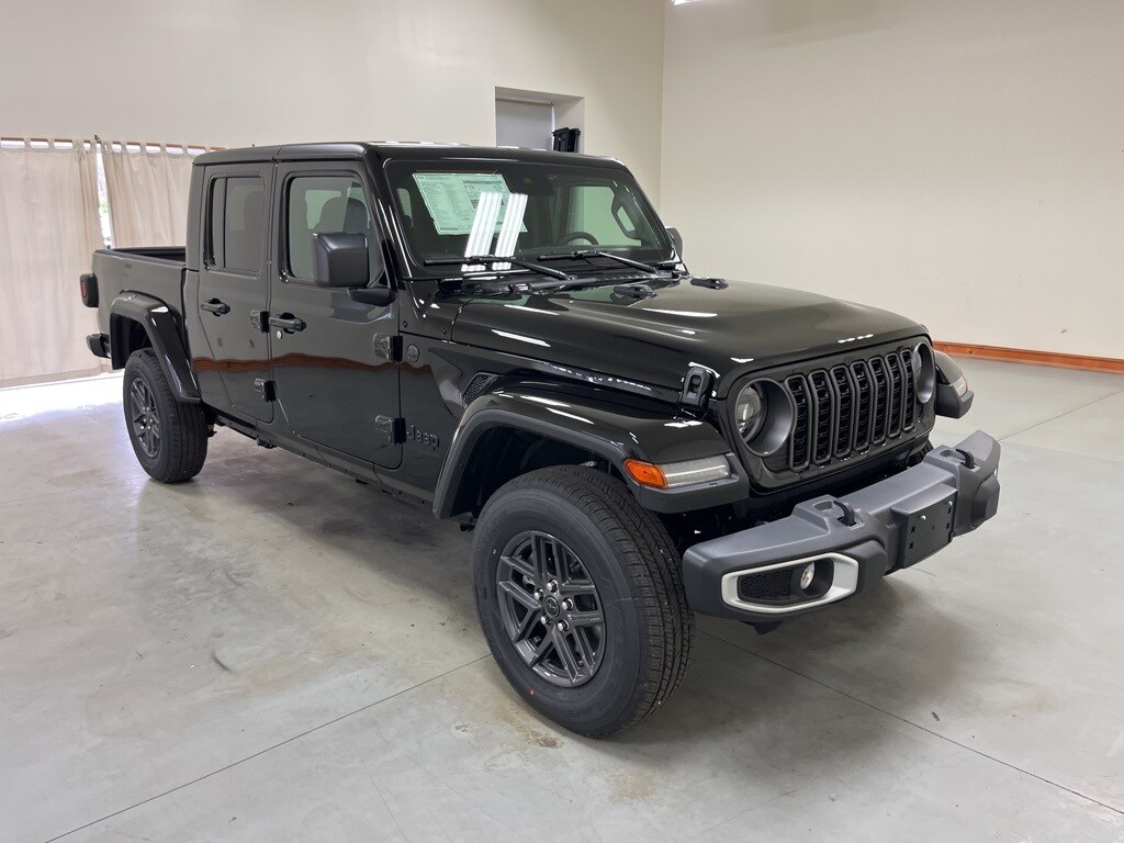 2025 Jeep Gladiator Sport S photo 2