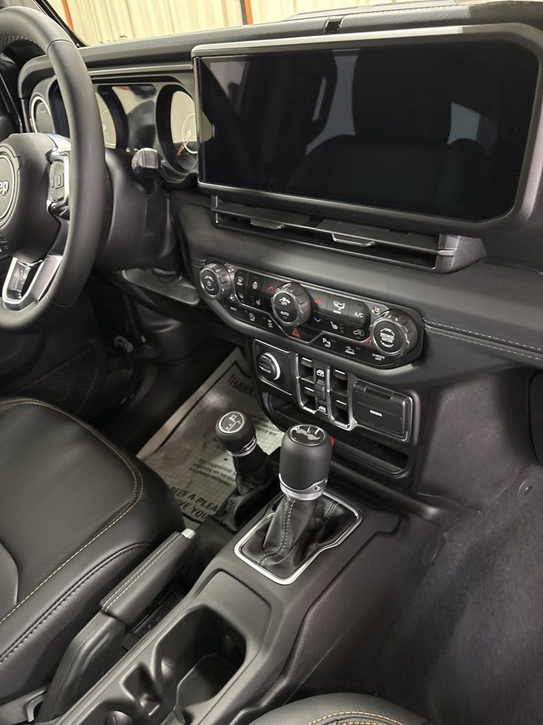 2025 Jeep Wrangler 4-Door Sahara - Photo 31