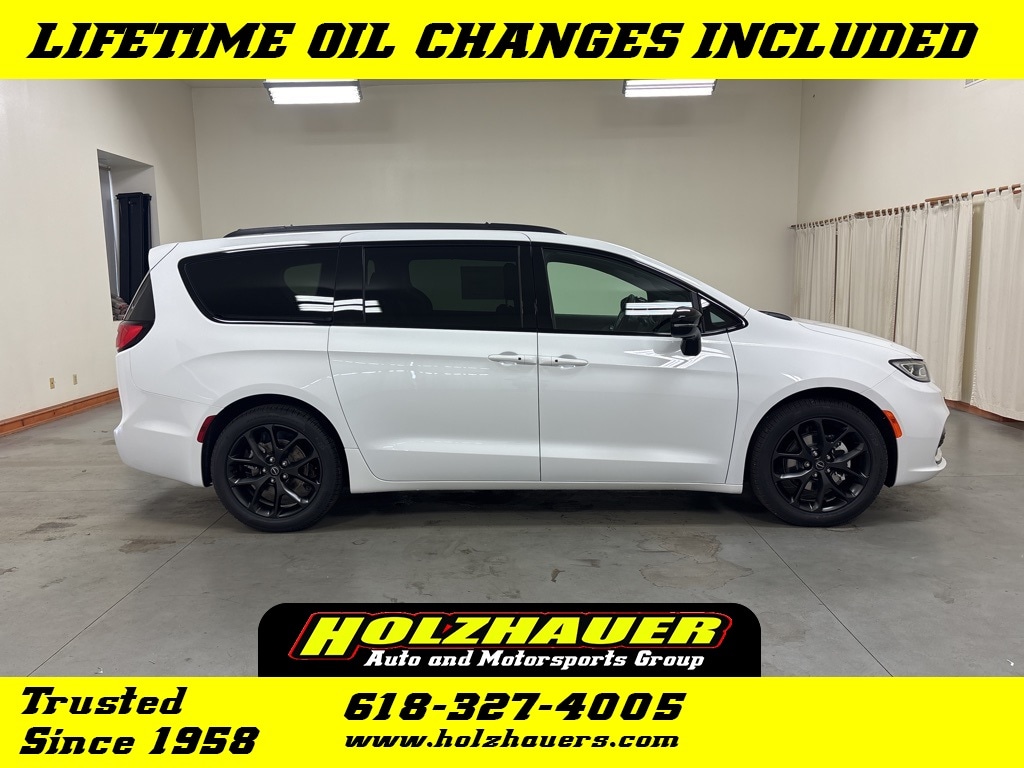 2026 Chrysler Pacifica Select's photo