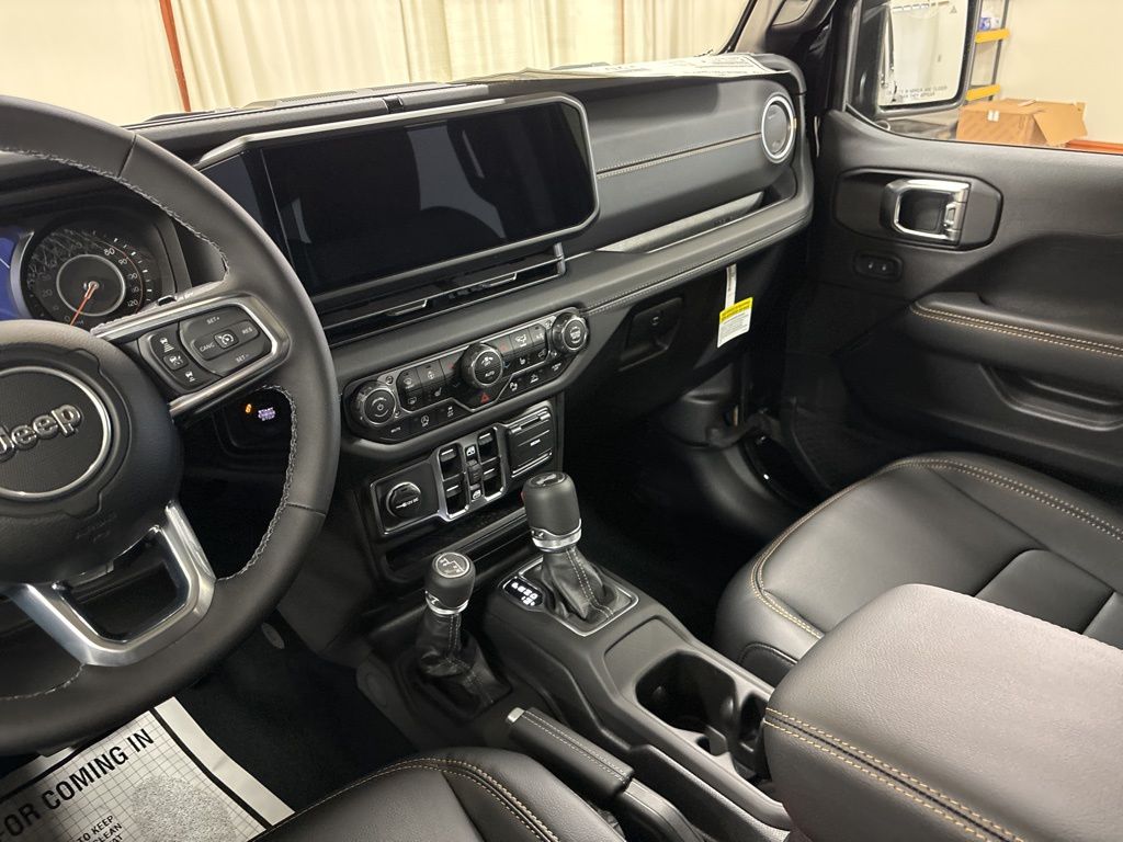 2025 Jeep Wrangler 4-Door Sahara - Photo 19