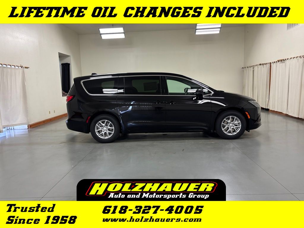 2027 Chrysler Pacifica Select's photo