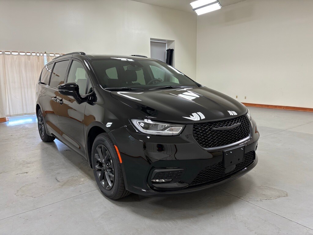 2025 Chrysler Pacifica photo 2