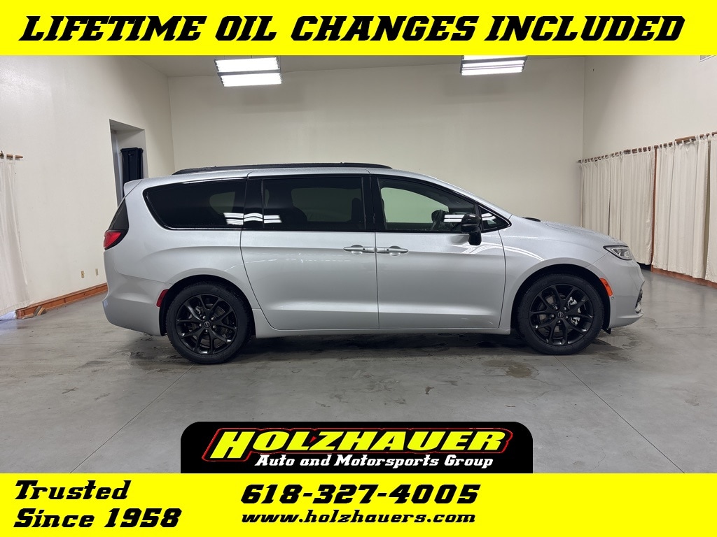 2026 Chrysler Pacifica Limited's photo