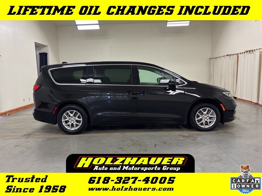 2024 Chrysler Pacifica Touring L's photo