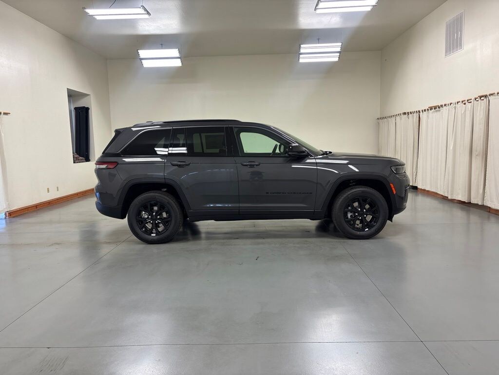 New 2026 Jeep Grand Cherokee LAREDO ALTITUDE 4X4 Sport Utility