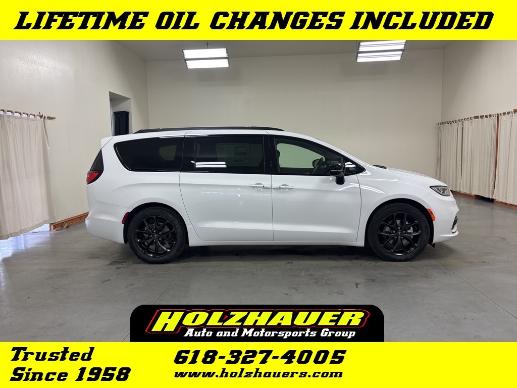 2026 Chrysler Pacifica Limited's photo