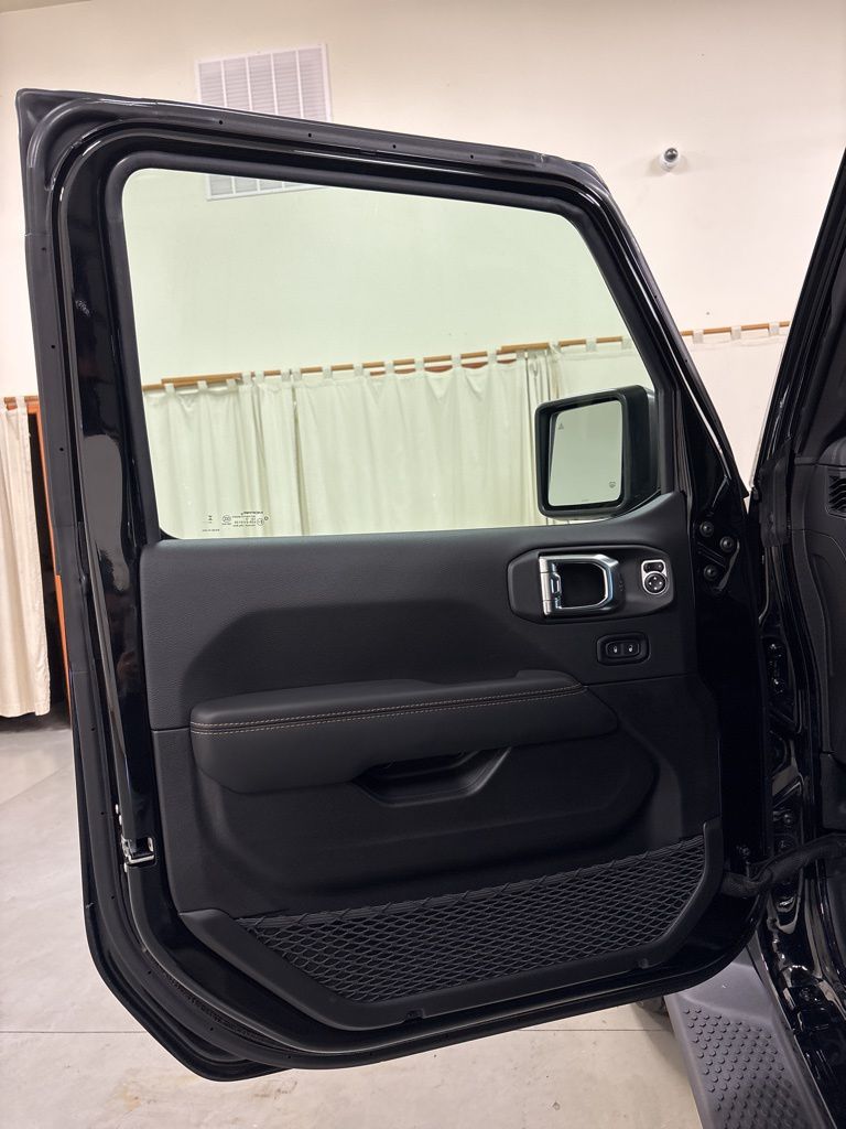 2025 Jeep Wrangler 4-Door Sahara - Photo 17
