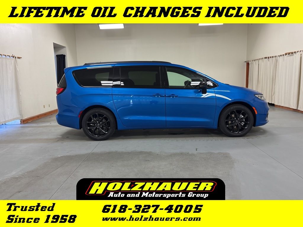 2026 Chrysler Pacifica Select's photo