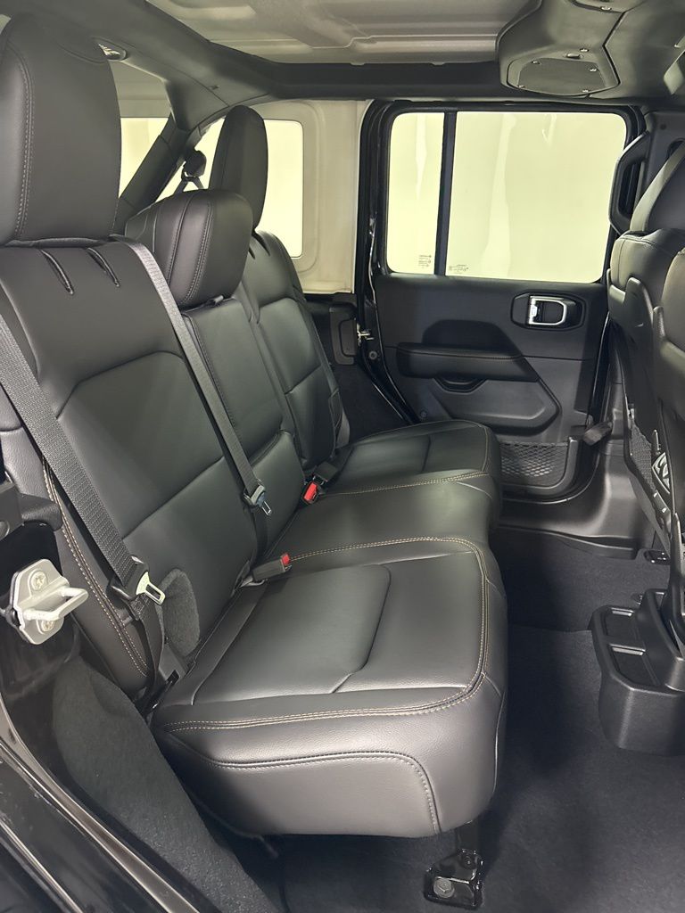 2025 Jeep Wrangler 4-Door Sahara - Photo 37