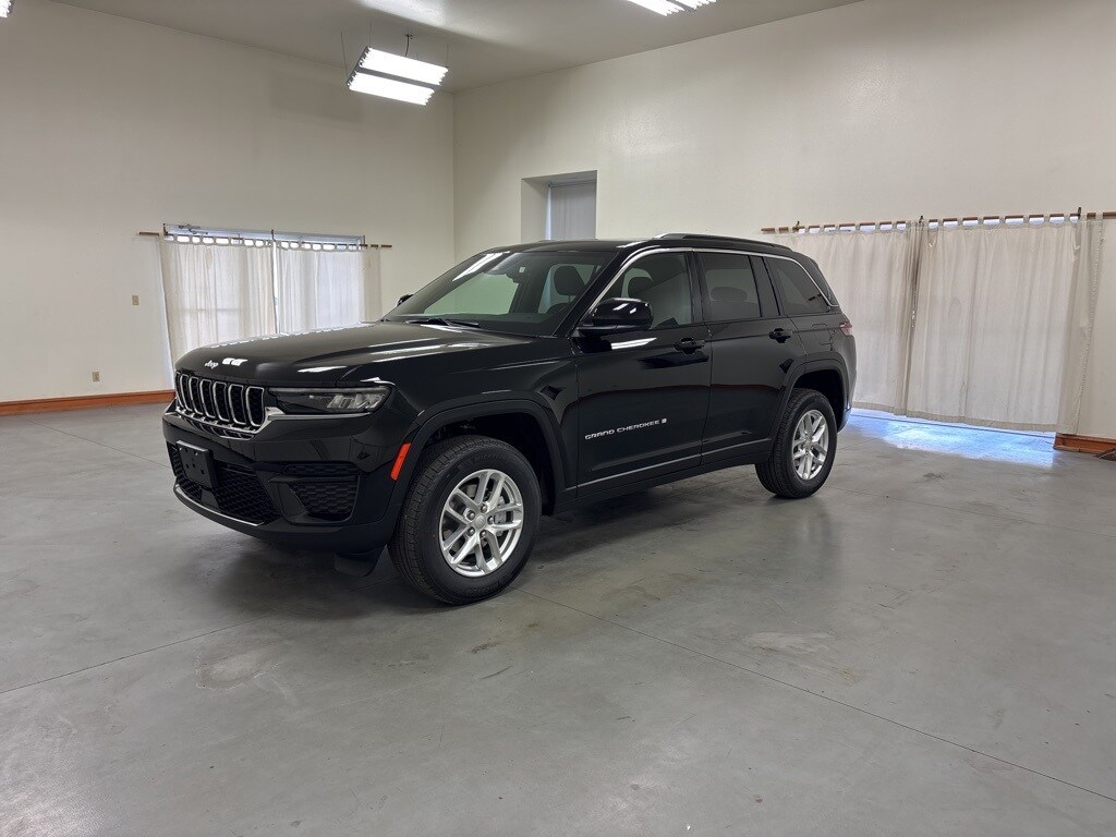 2025 Jeep Grand Cherokee Laredo photo 2