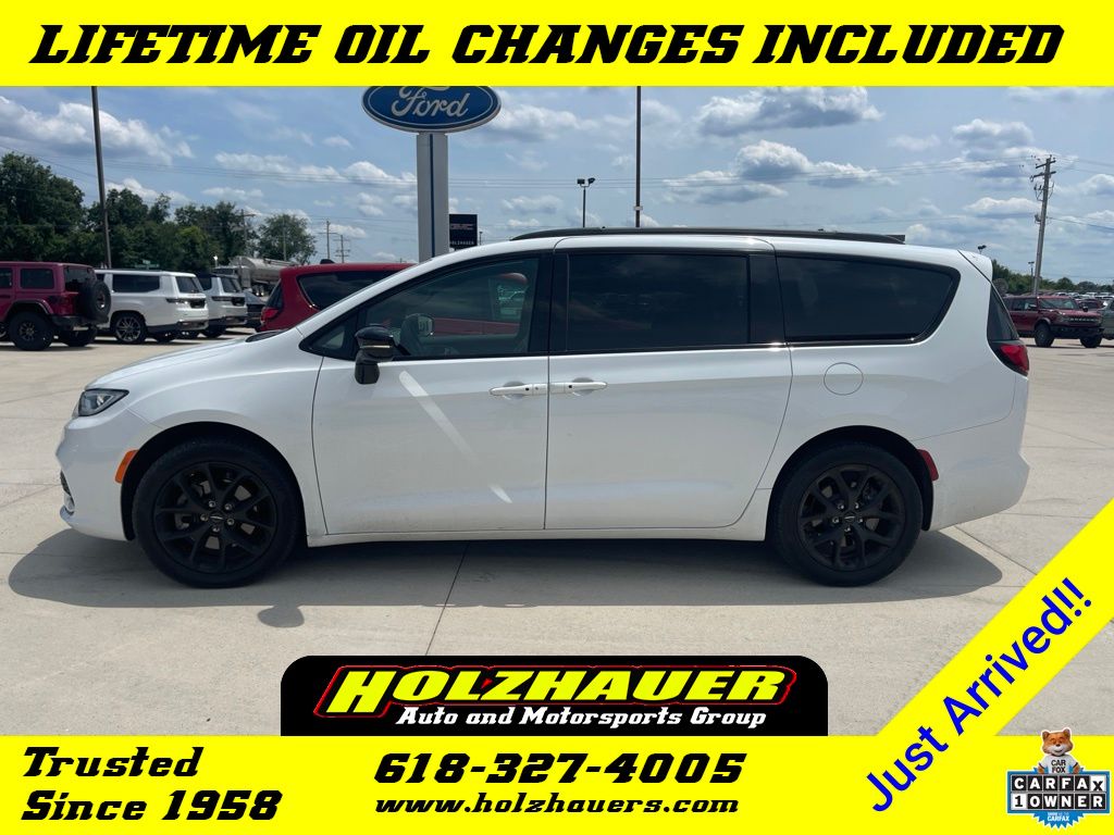 2024 Chrysler Pacifica Touring L AWD's photo