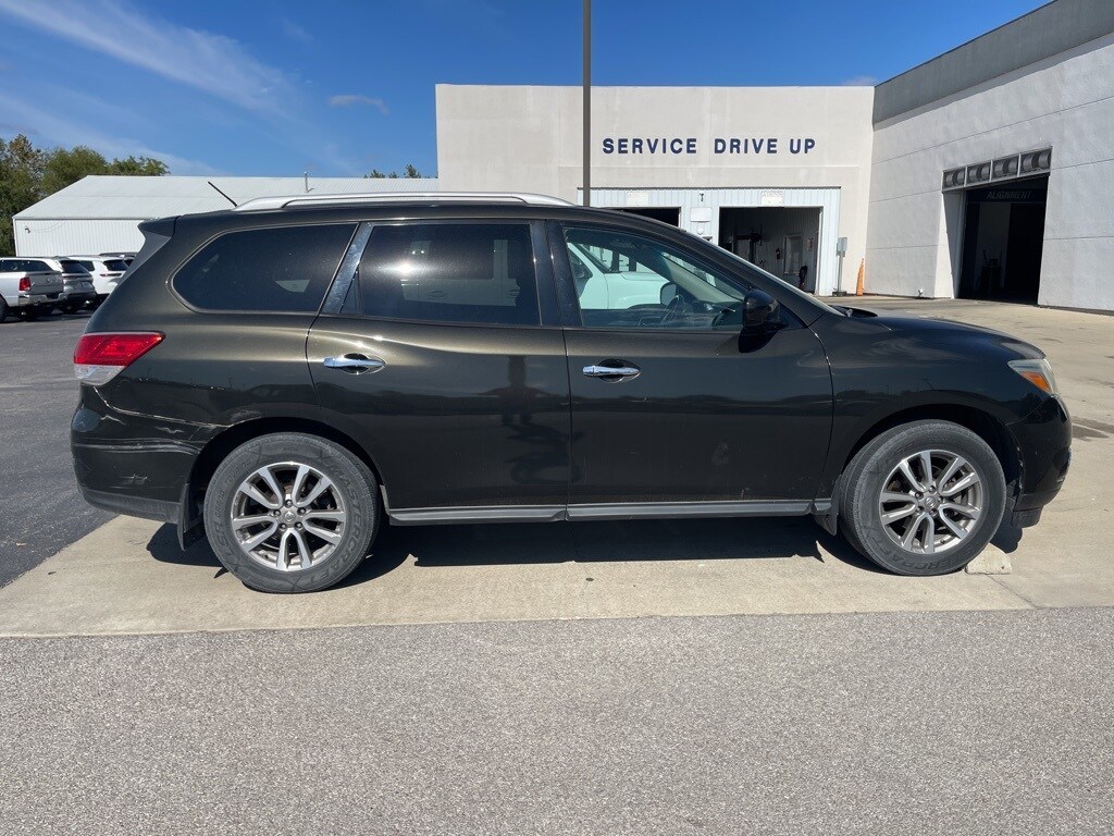 2016 Nissan Pathfinder SV photo 4