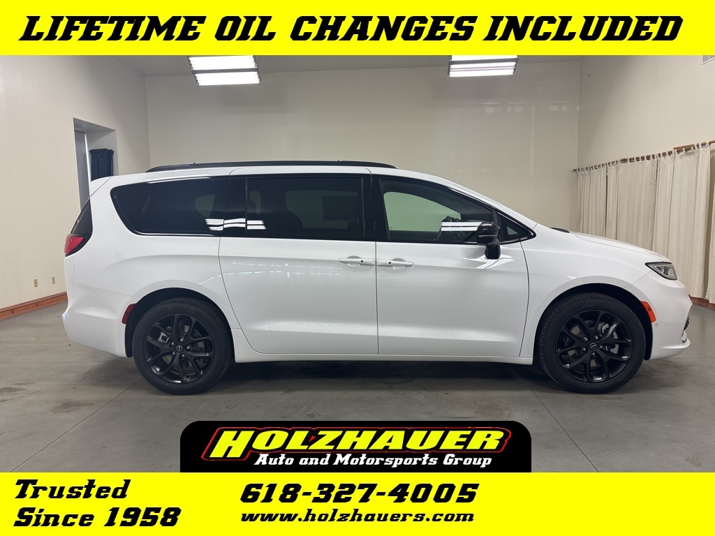 2026 Chrysler Pacifica Select's photo