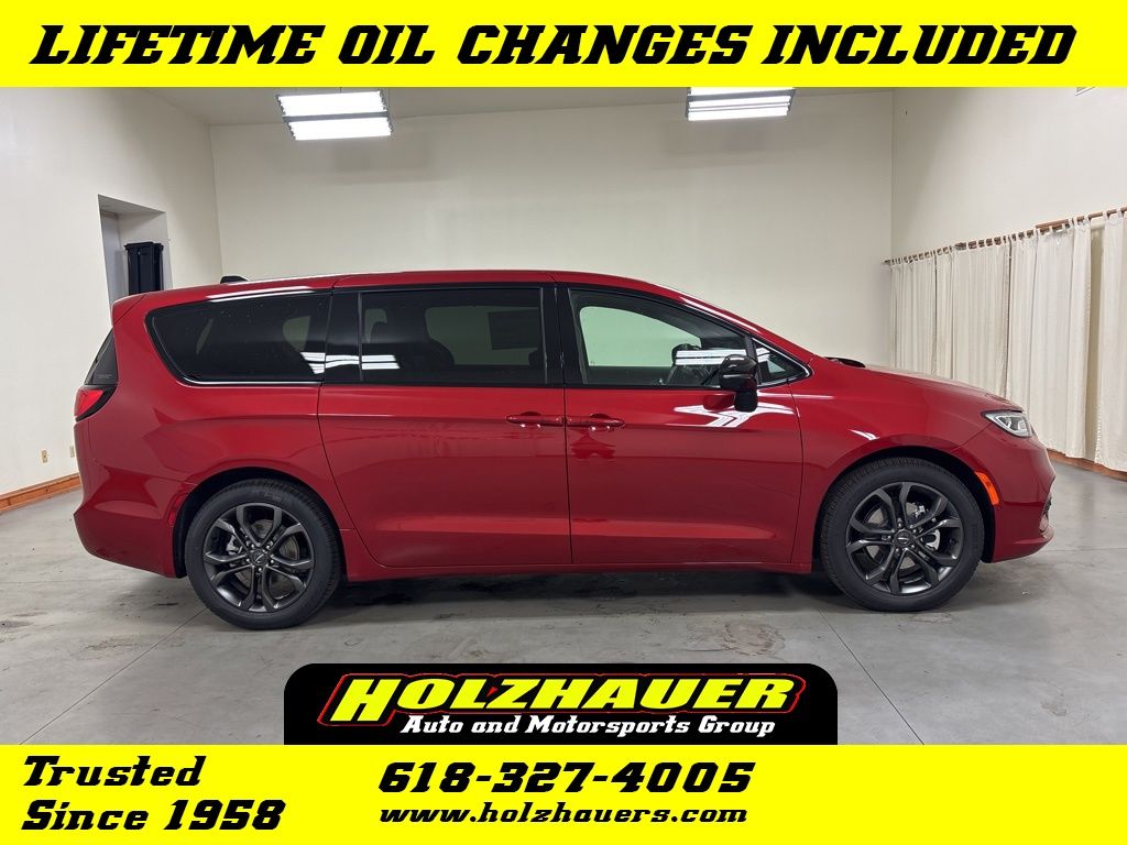 2026 Chrysler Pacifica Select's photo