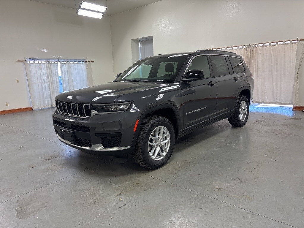 2025 Jeep Grand Cherokee Laredo photo 3