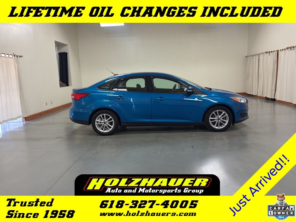 2017 Ford Focus Sedan SE's photo