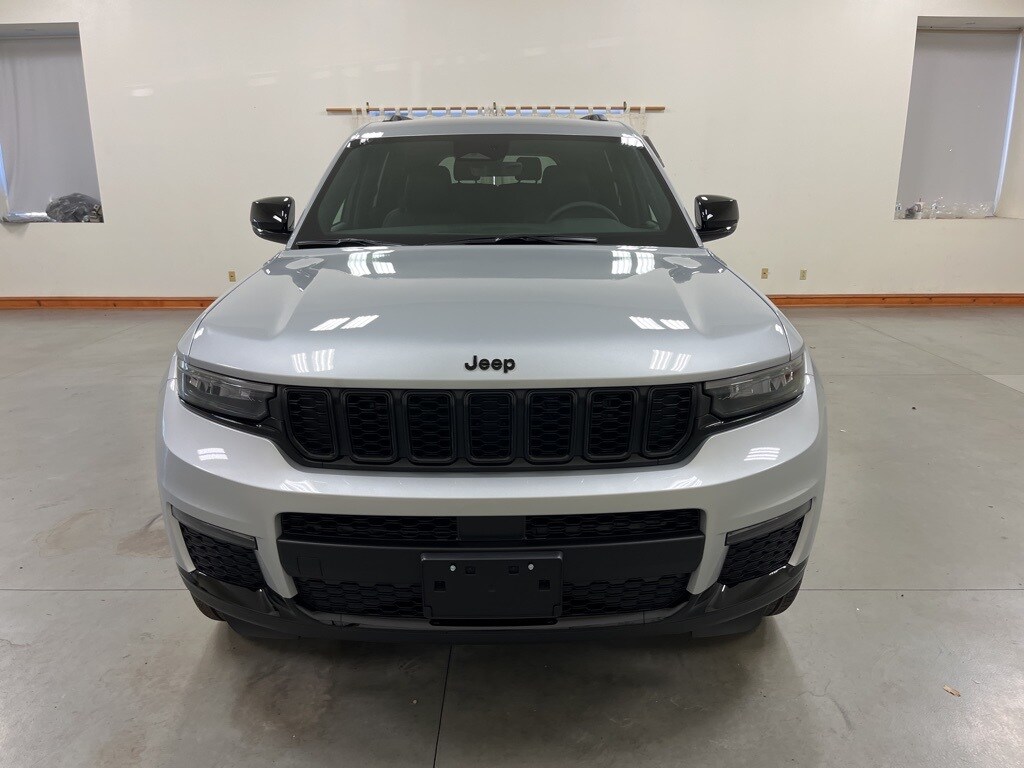 2025 Jeep Grand Cherokee Limited photo 3