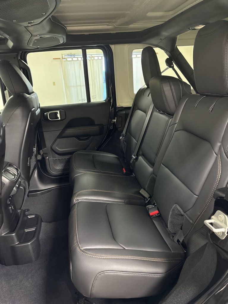 2025 Jeep Wrangler 4-Door Sahara - Photo 24