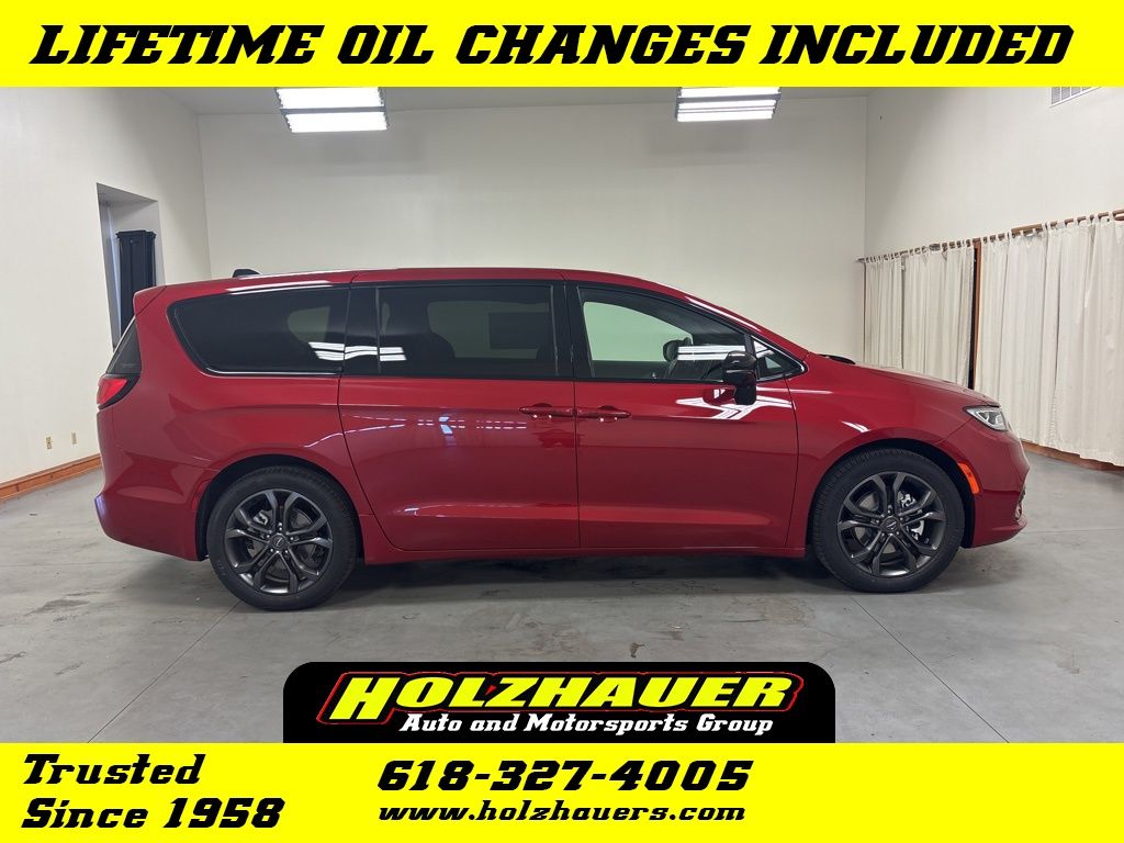2026 Chrysler Pacifica Select's photo
