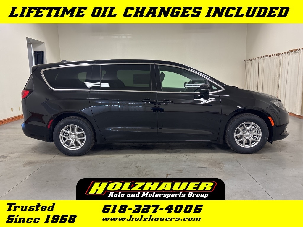 2026 Chrysler Voyager LX's photo