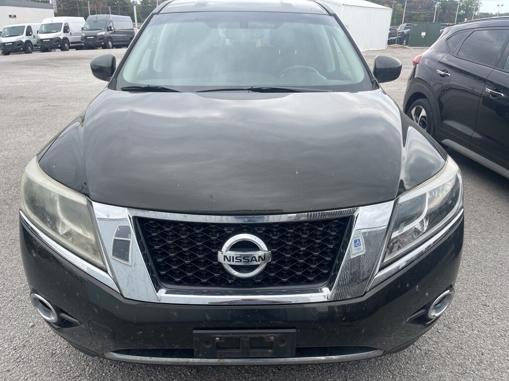 2016 Nissan Pathfinder SV photo 2