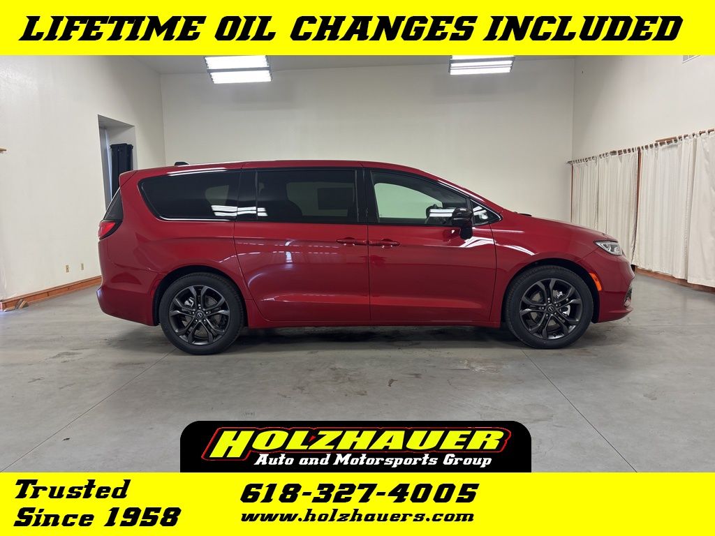 2026 Chrysler Pacifica Select's photo