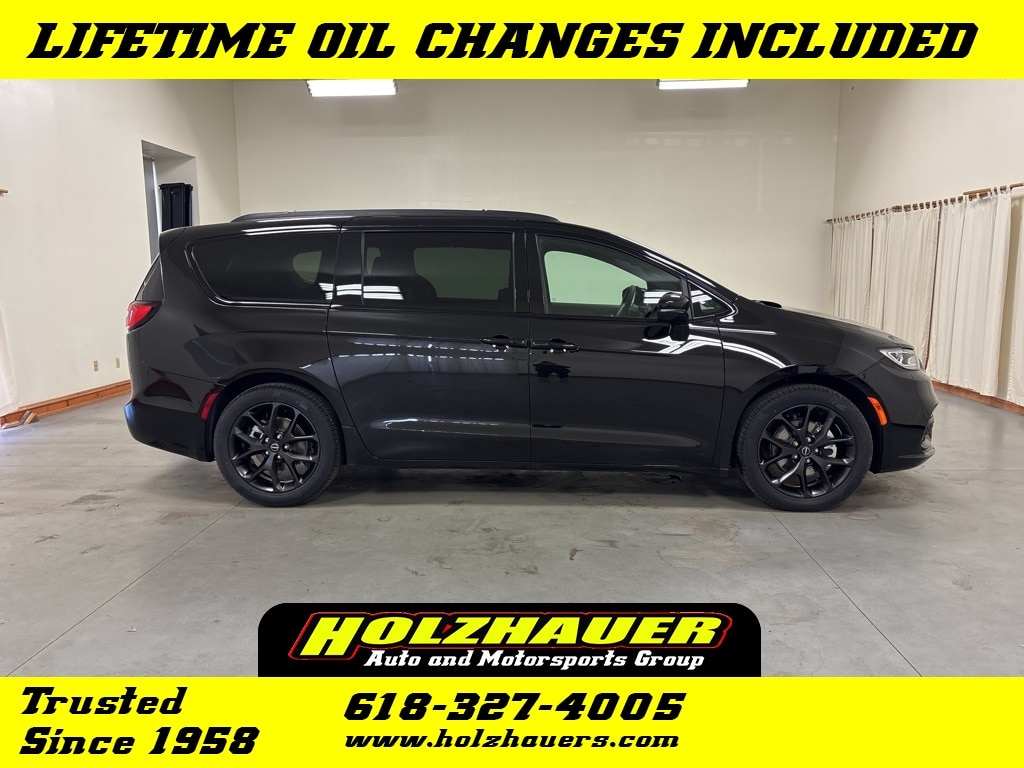 2026 Chrysler Pacifica Select's photo