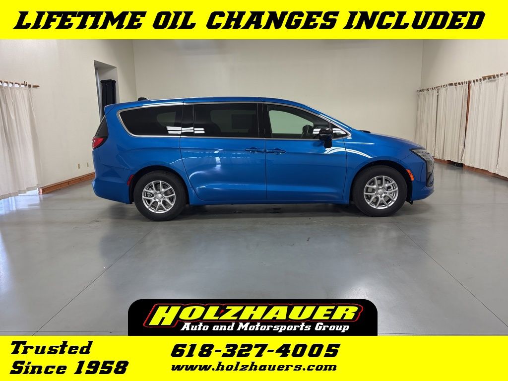 2027 Chrysler Pacifica Select's photo