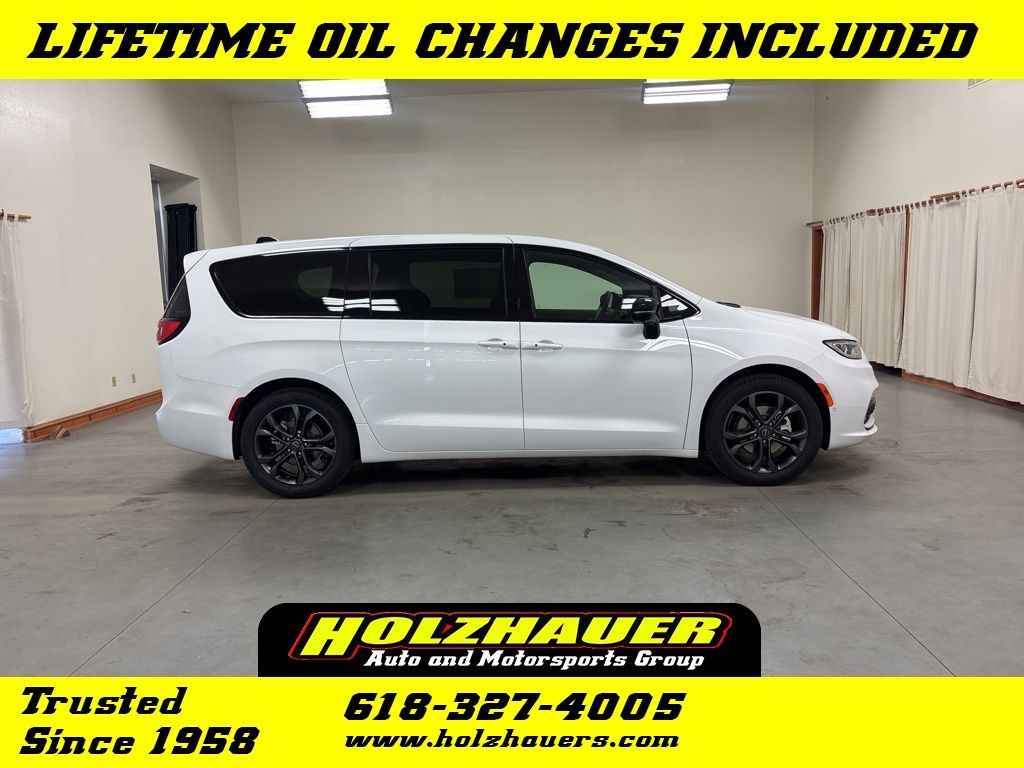2026 Chrysler Pacifica Select's photo