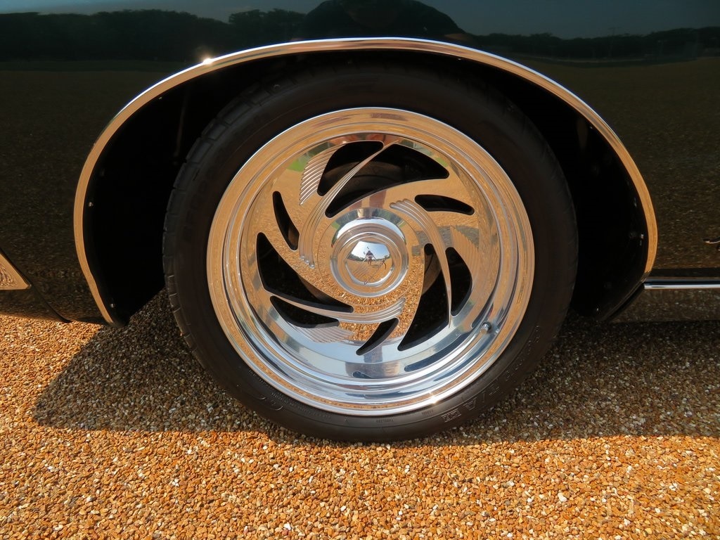 Tire treatment with white walls - Buick Riviera - Antique