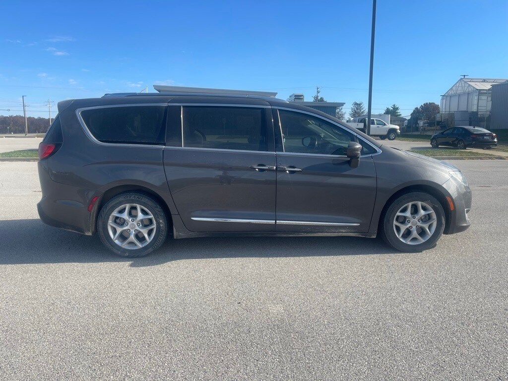 2017 Chrysler Pacifica Touring Plus photo 2