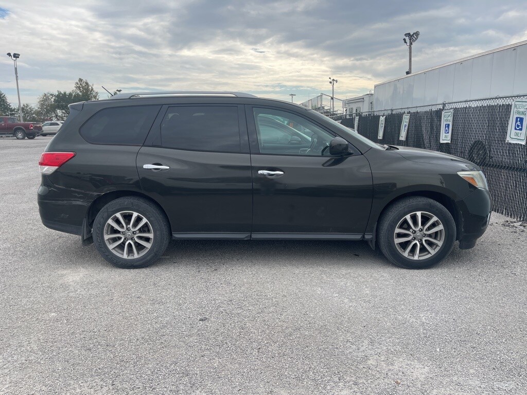 2016 Nissan Pathfinder SV photo 3