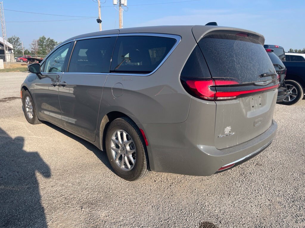 Used 2023 Chrysler Pacifica Touring L Minivan/Van
