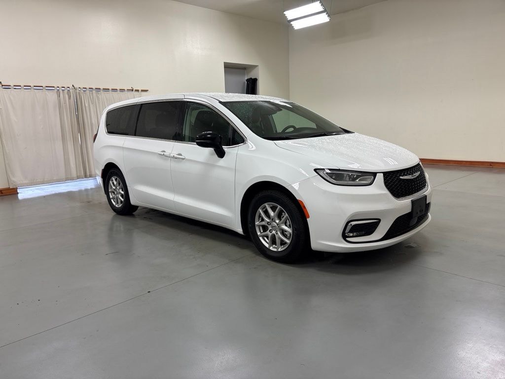 Used 2024 Chrysler Pacifica Touring L Minivan/Van