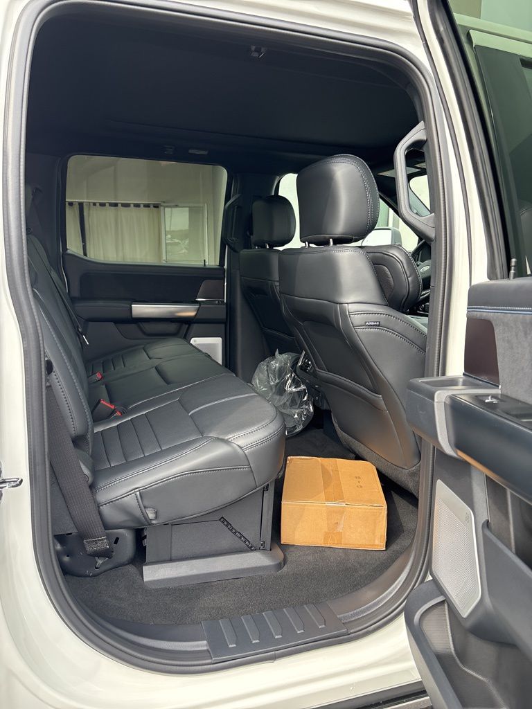 2026 Ford F-350 Super Duty Platinum - Photo 40
