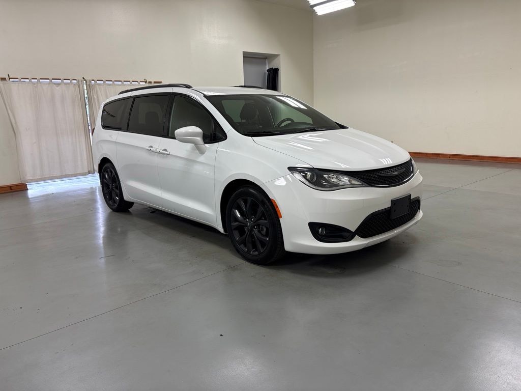 Used 2019 Chrysler Pacifica Touring L Plus Minivan/Van