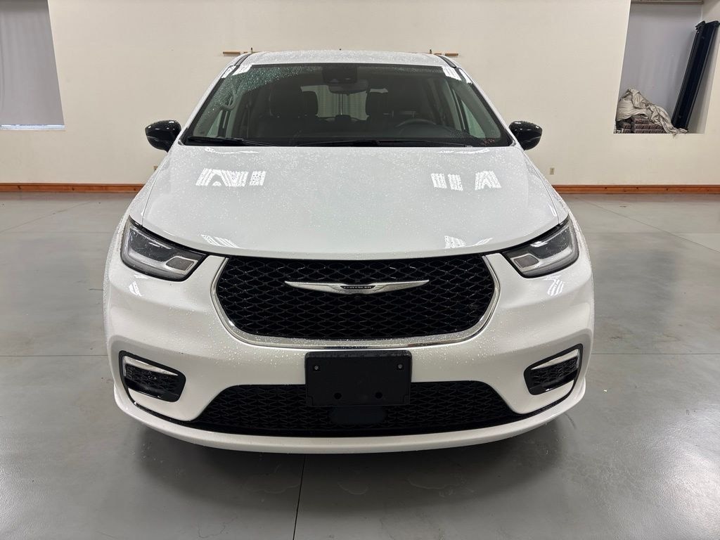 Used 2024 Chrysler Pacifica Touring L Minivan/Van