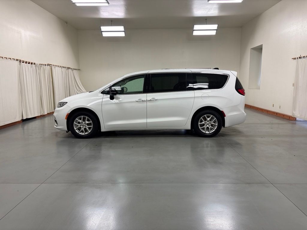 Used 2024 Chrysler Pacifica Touring L Minivan/Van