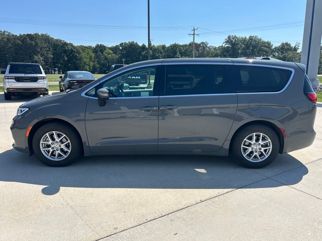 Used 2023 Chrysler Pacifica Touring L Minivan/Van