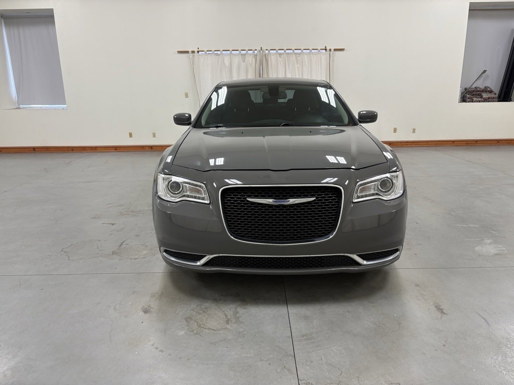 2018 Chrysler 300 Touring photo 3