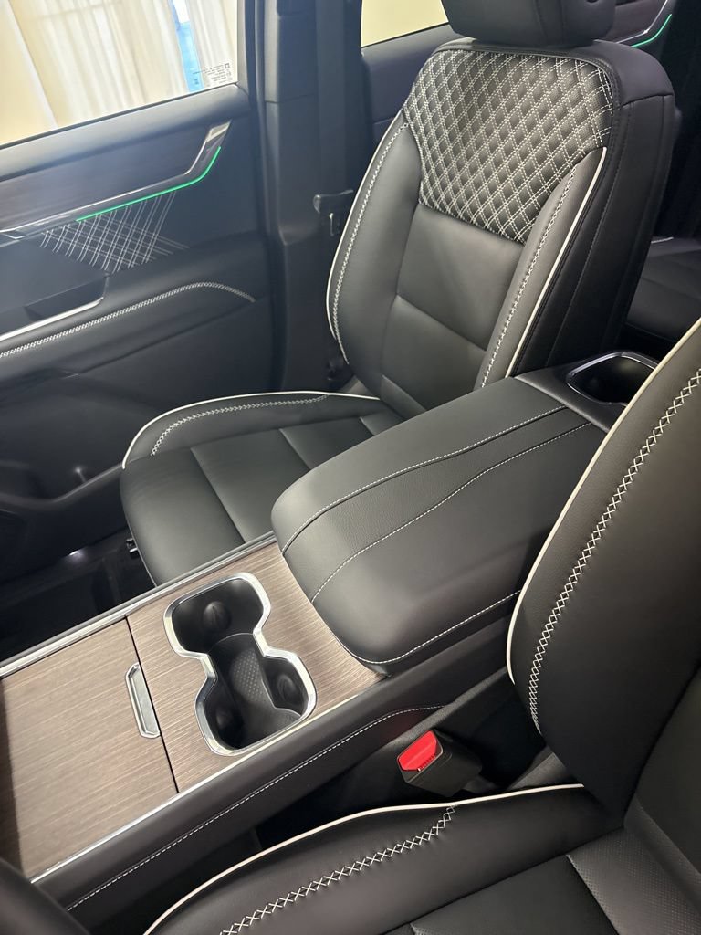 2026 GMC Acadia Denali - Photo 13